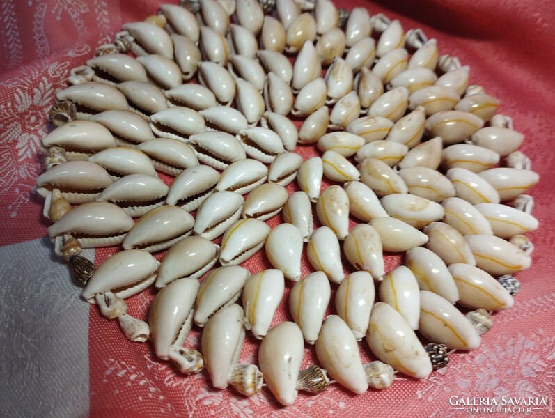 Tablecloth and placemats made of Pacific seashells