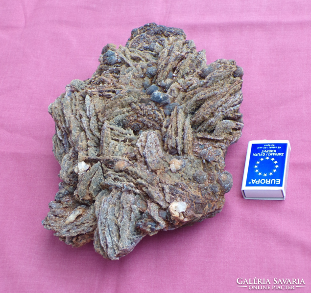 Large iron-bearing rock / mineral group / mineral group