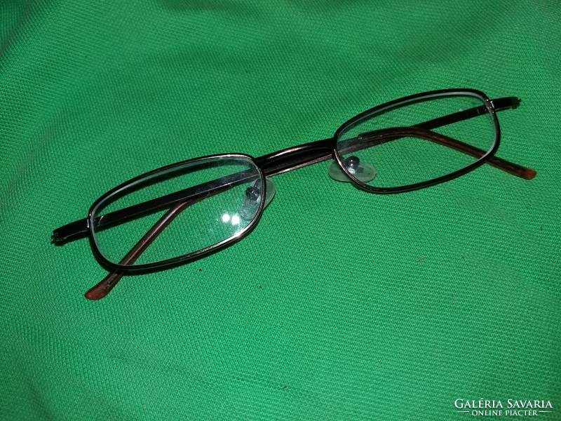 MINŐSÉGI Üveglencsés UNISZEX szemüveg kb. 1 -es a képek szerint