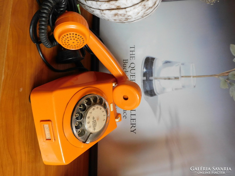 Retro narancssárga tárcsás telefon Mechanikai Művek