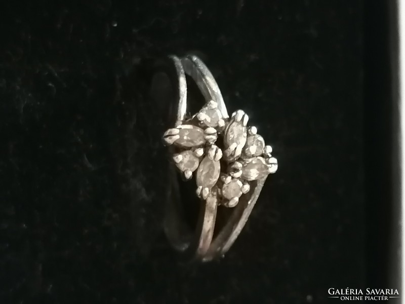 Cirkón kövekkel díszített női ezüst gyűrű