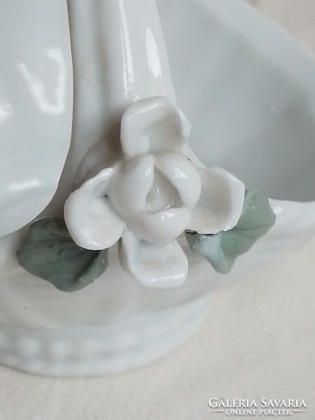 Antik régi fehér mázas porcelán füles kosárka virág és masni dísz húsvéti dekoráció vitrin nipp
