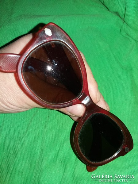 Quality retro-style unisex sunglasses as shown in the pictures