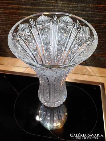 A 25 cm tall vase of beautifully shaped glass crystal