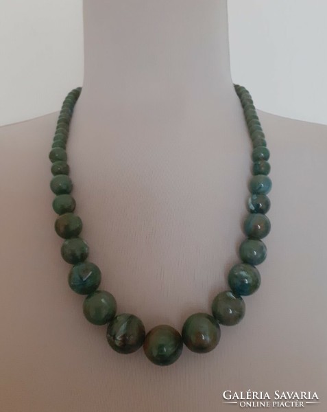 Green, marbled plastic necklace with decreasing links