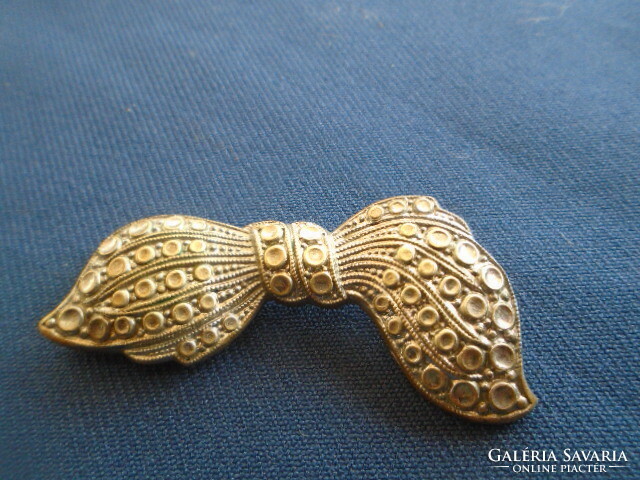 A wonderful old silver-colored bow brooch is a special piece