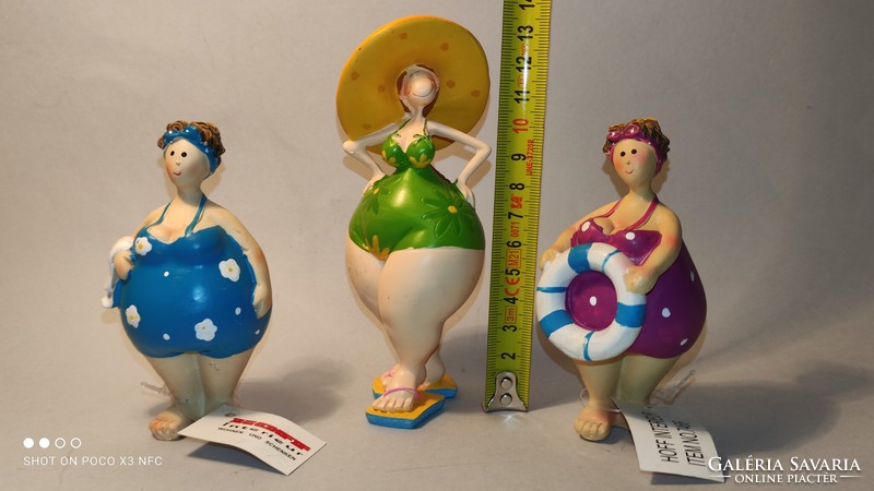 Strandoló nő szobor 3 darab együtt bájos  fürdőruhás figurák
