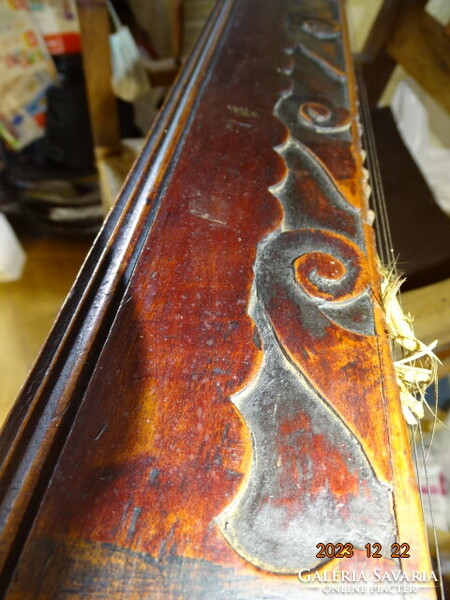 Antique carved 'foe's head' zither (folk instrument)