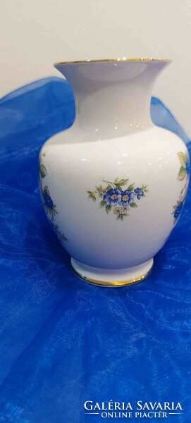 Porcelain vase with blackberry pattern from Höllóháza.