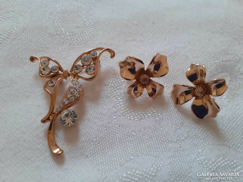 Gold-colored bow-shaped brooch and matching earrings