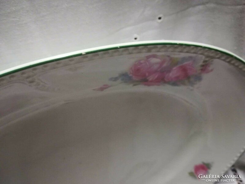 Oval porcelain serving bowl with rose decoration. /Epiag/