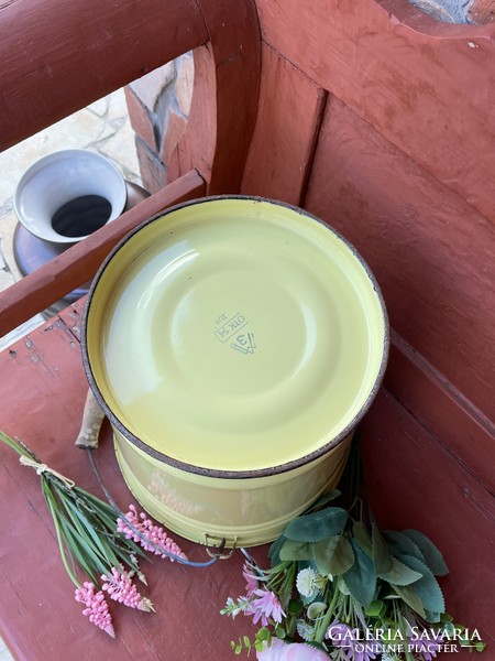 Yellow enameled pail pail legacy village nostalgia piece, peasant village decoration