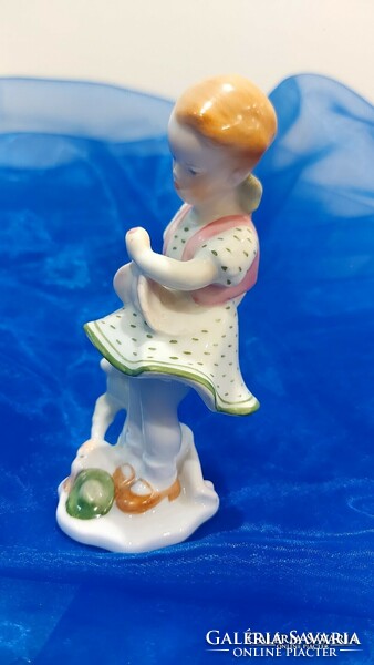 Herendi porcelán kislány babával.