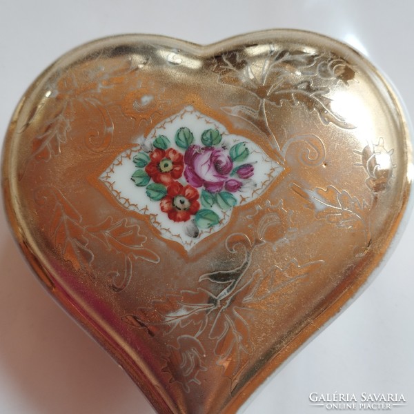 Heart-shaped bonbonier bereznay w. Vilma