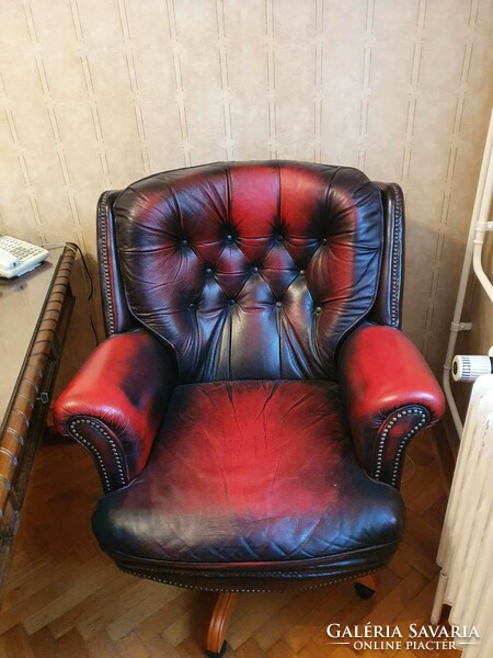 Classic genuine leather chesterfield swivel chair