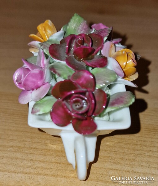 Porcelán virágos talicska