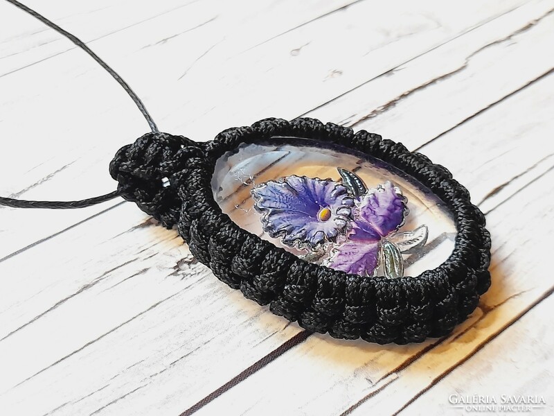 Glass pendant necklace