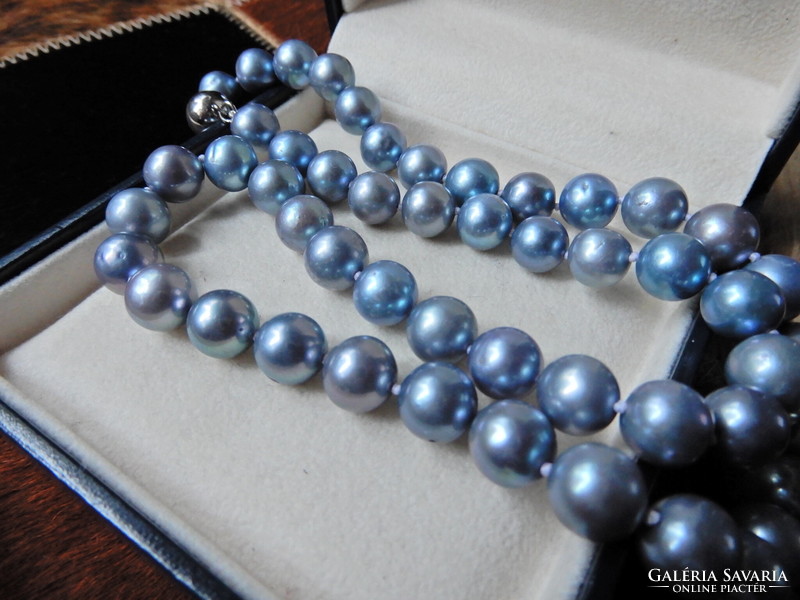 Colored freshwater pearl string with magnetic silver clasp