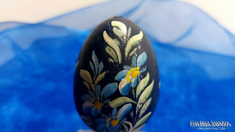 3 hand-painted wooden eggs.