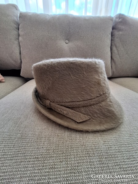 Retro women's rabbit fur hat