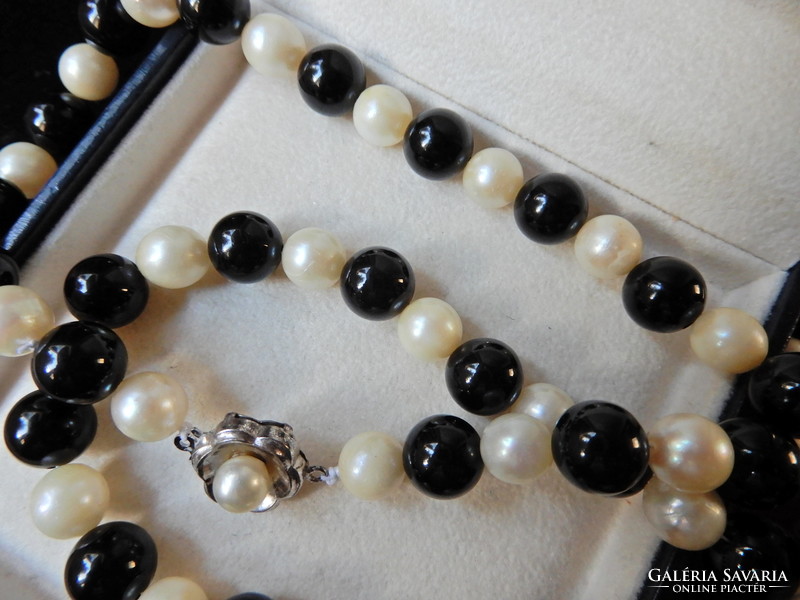 Real pearl and onyx pearl string with silver clasp