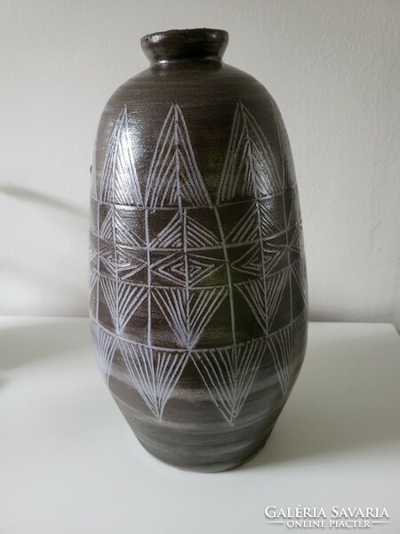 Modern vase (27 cm high - in principle Corundian)