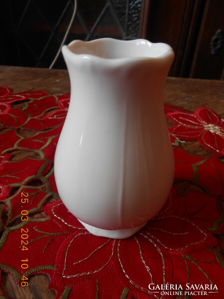 Zsolnay barokk, fehér kis váza, 8,5 cm