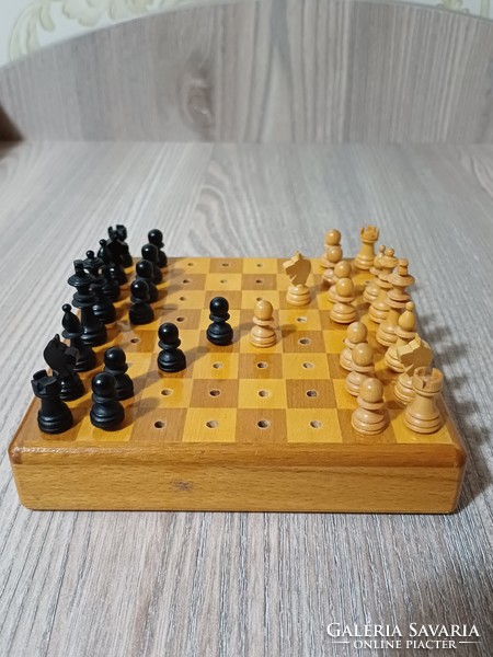 Traveling chess