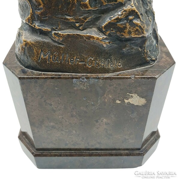 Müller bronze statue m01018