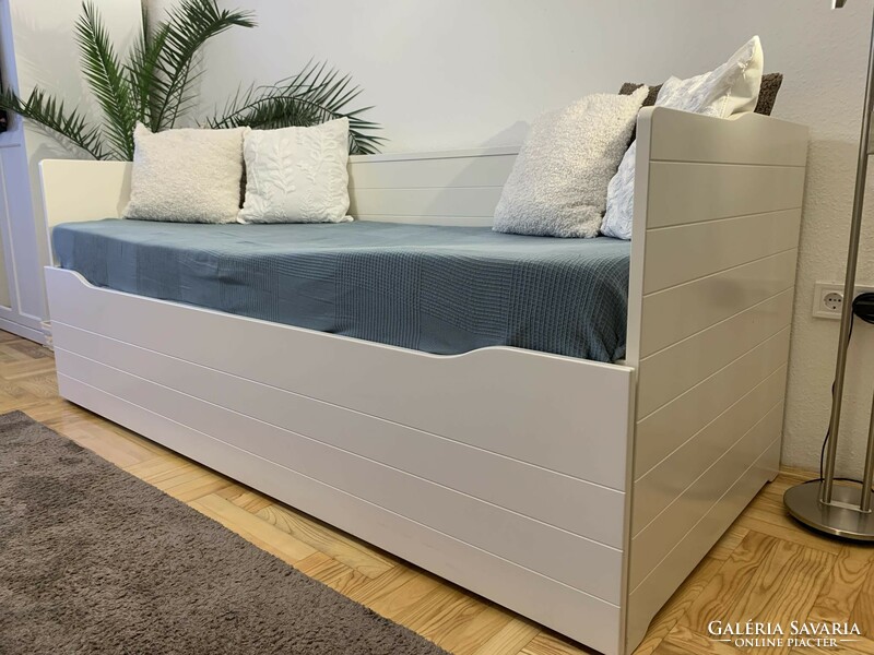 Eladó egy IKEAS? ágynemütartos , ágyazható , dupla matracos kanapé + kék takaró (párnák nélkül)  Bút