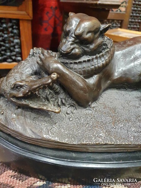 Jules Moigniez (1835-1894) Krokodillal harcoló tigris, márvány alapon bronzszobor.