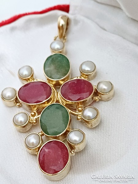 Hatalmas aranyozott ezüst medál rubin és smaragd kövekkel