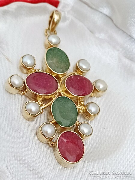 Hatalmas aranyozott ezüst medál rubin és smaragd kövekkel