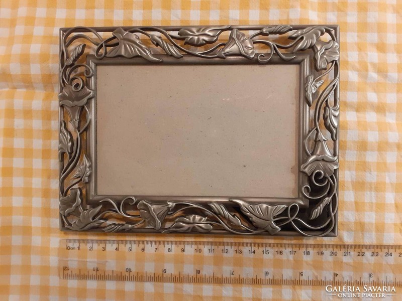 Ezüst színű antikolt fém szecessziós jellegű asztali fénykép tartó keret