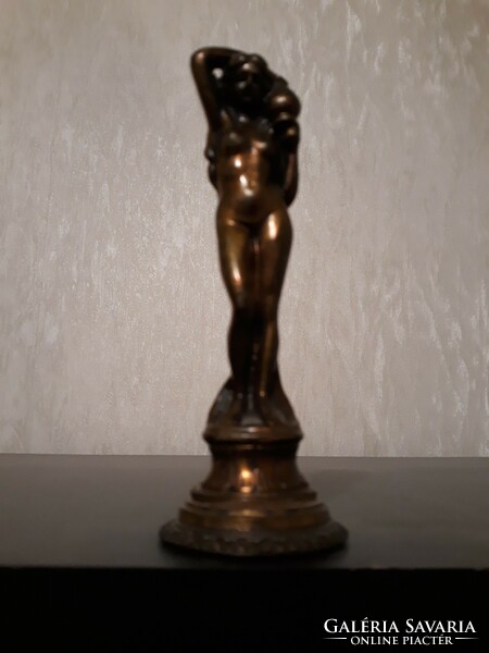 Korsós lány bronzszobor