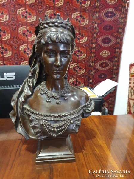 Sissi Királyné bronz szobor. Nagyon szépen kidolgozott. Sajnos szignó nincs rajta. 29cm magas.