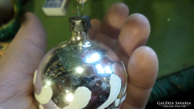 Retro glass Christmas tree decoration in basically good condition. About 5 cm sphere with a dark pattern.