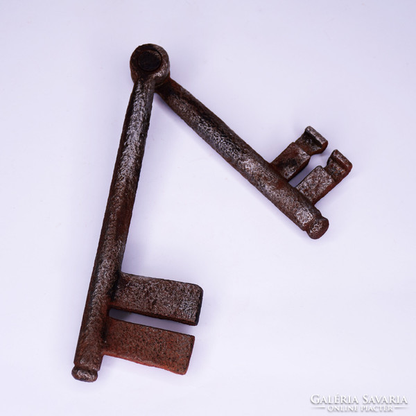 Collapsible cellar key