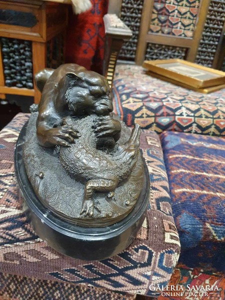 Tiger fighting a crocodile by Jules Moigniez (1835-1894), bronze statue on a marble base.