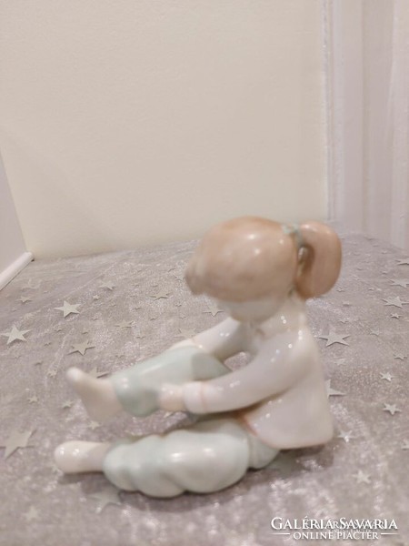 Aquincum porcelain, little girl pulling socks.