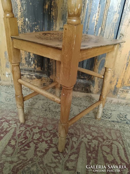 Különleges fa szék, égetett mintás jó formájú, 20. század elejei dekoratív szék, réz szegecsekkel