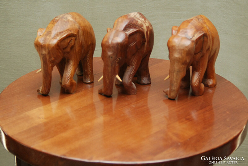 Thaiföldi kicsi elefánt szobor csoport