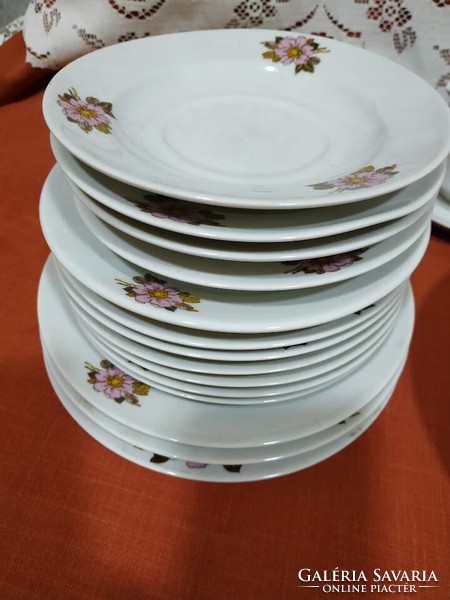 Dália mintás alföldi porcelánok mély-lapos tányér, sütisek, mártásos