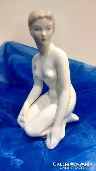 Aquincumi porcelá,térdelő női akt szobor