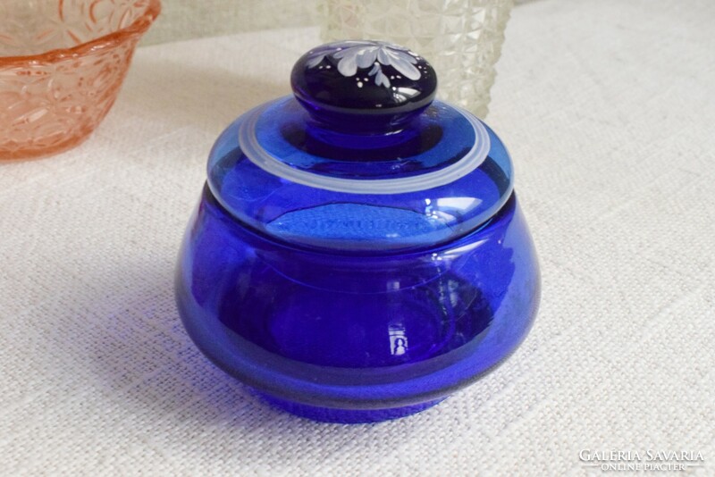 Régi üveg tálka , csiszolt talpú , öntött üveg és mintás fedő parádi kék 5,5 x 10,5 cm
