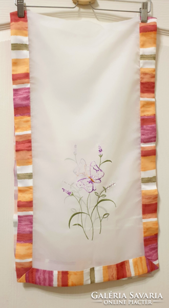 White tablecloth with embroidered pattern 140 cmx40 cm