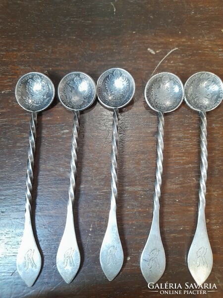 Silver Austrian 20-piece head, 5 decorative spoons, spoons, with monogram. 15.6 Grams.