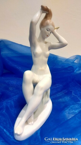 Aquincumi porcelán,fésülködő női akt szobor.
