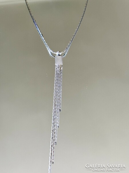 Dazzling and graceful silver necklace, embellished with a blue pendant
