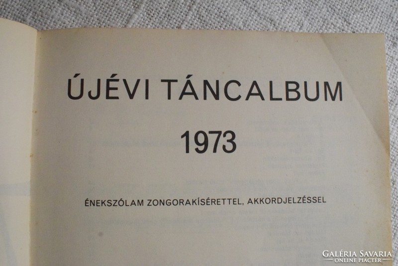 Újévi táncalbum 1973. kottafüzet énekszólam , zongora , akkordjelzéssel , kotta , Zeneműkiadó 1972